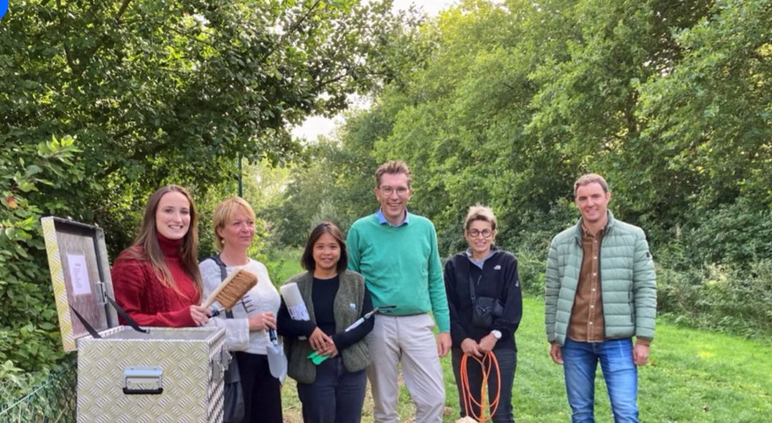 Stevige verankerde opbergbox voor meters en peters van hondenloopweide in Sint-Kruis